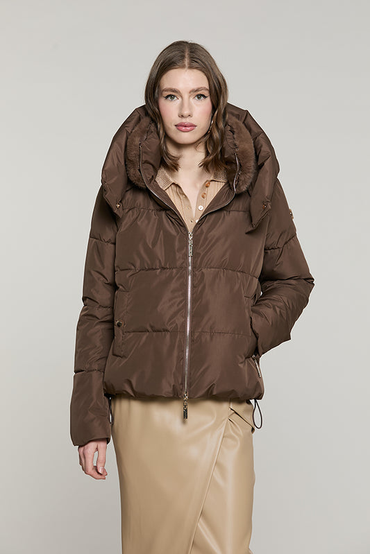 Piumino PORONGIS corto manica lunga con cappuccio + bordo ecopelliccia staccabile + tasche + zip - RDA2605009025 - Relish Autunno/Inverno 2026