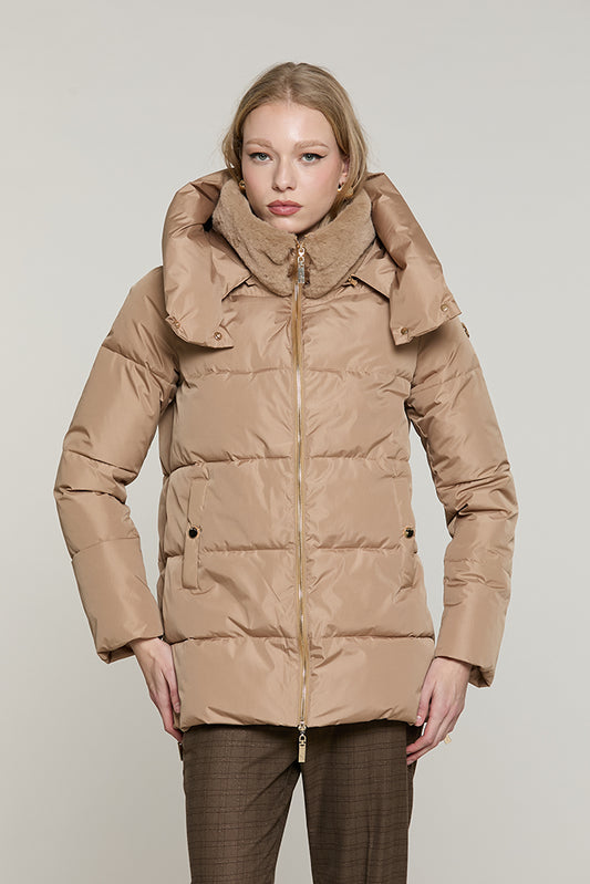 Piumino TERAMIS manica lunga con cappuccio + bordo ecopelliccia staccabile + zip + tasche - RDA2605009026 - Relish Autunno/Inverno 2026