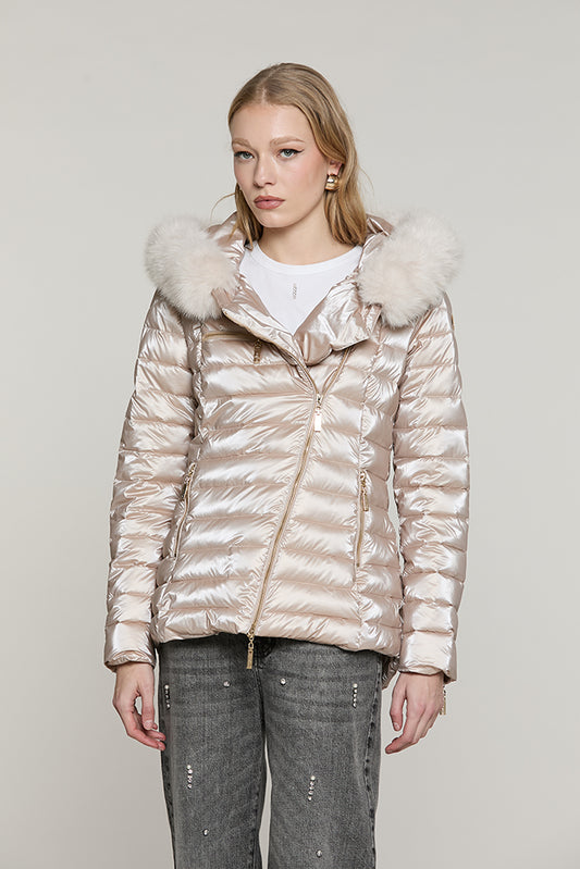 Piumino PYLEM_A manica lunga con ts + zip trasversale + cappuccio + bordo ecopelliccia staccabile - RDA2605009027 - Relish Autunno/Inverno 2026