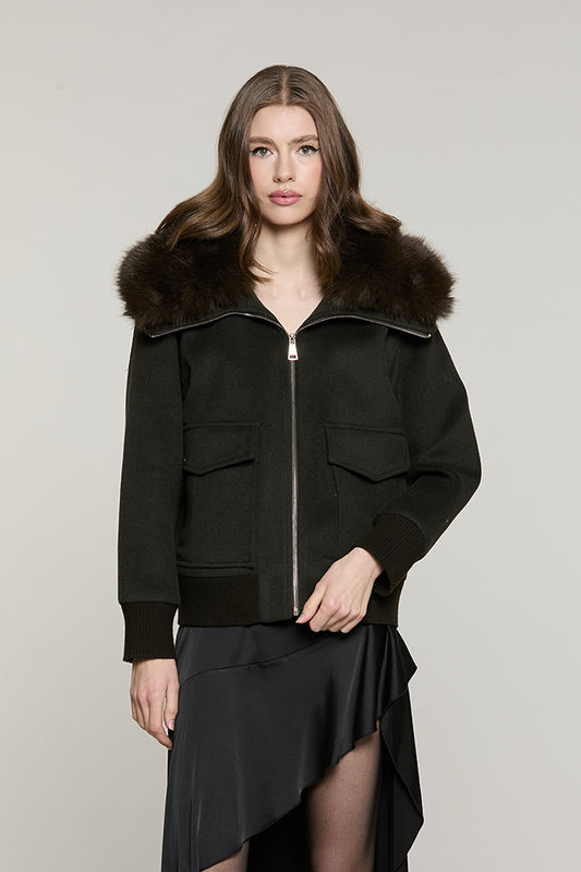 Cappotto SAEZ corto manica lunga con bordi costa con ts + patte + zip + collo ecopelliccia staccabile - RDA2605112016 - Relish Autunno/Inverno 2026