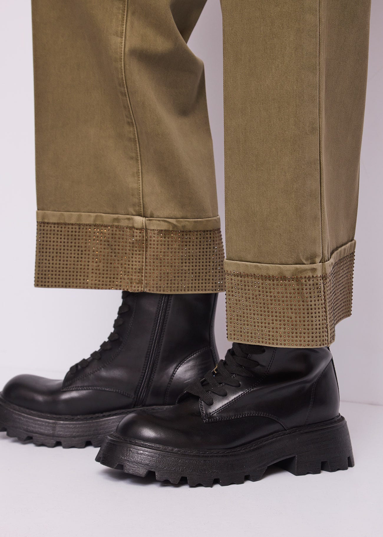 Pantaloni baggy da donna con risvolto