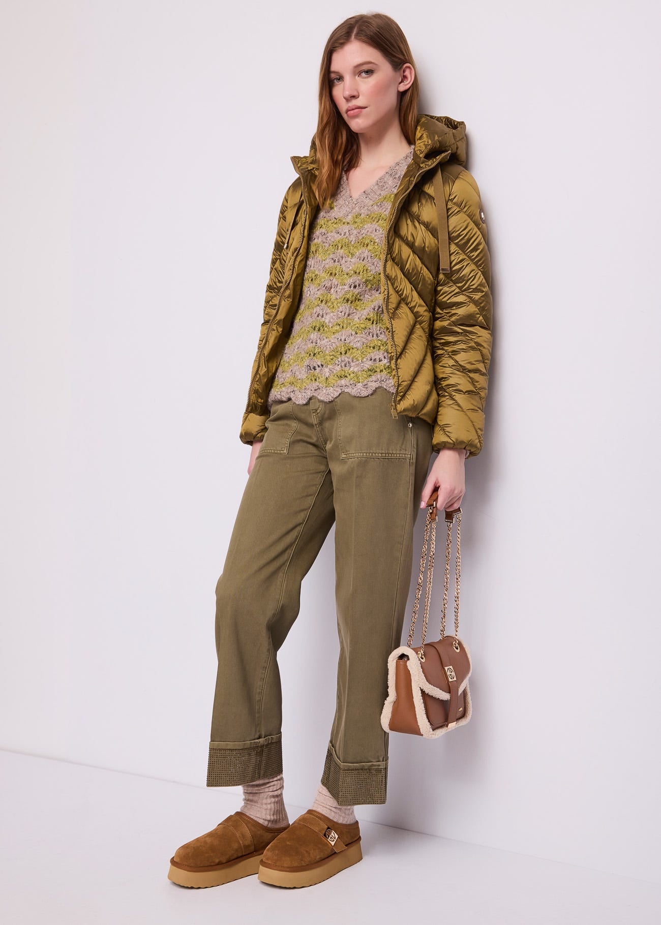 Pantaloni baggy da donna con risvolto