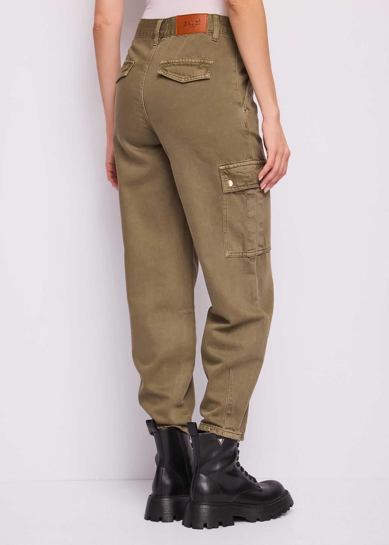 Pantaloni cargo da donna con charm