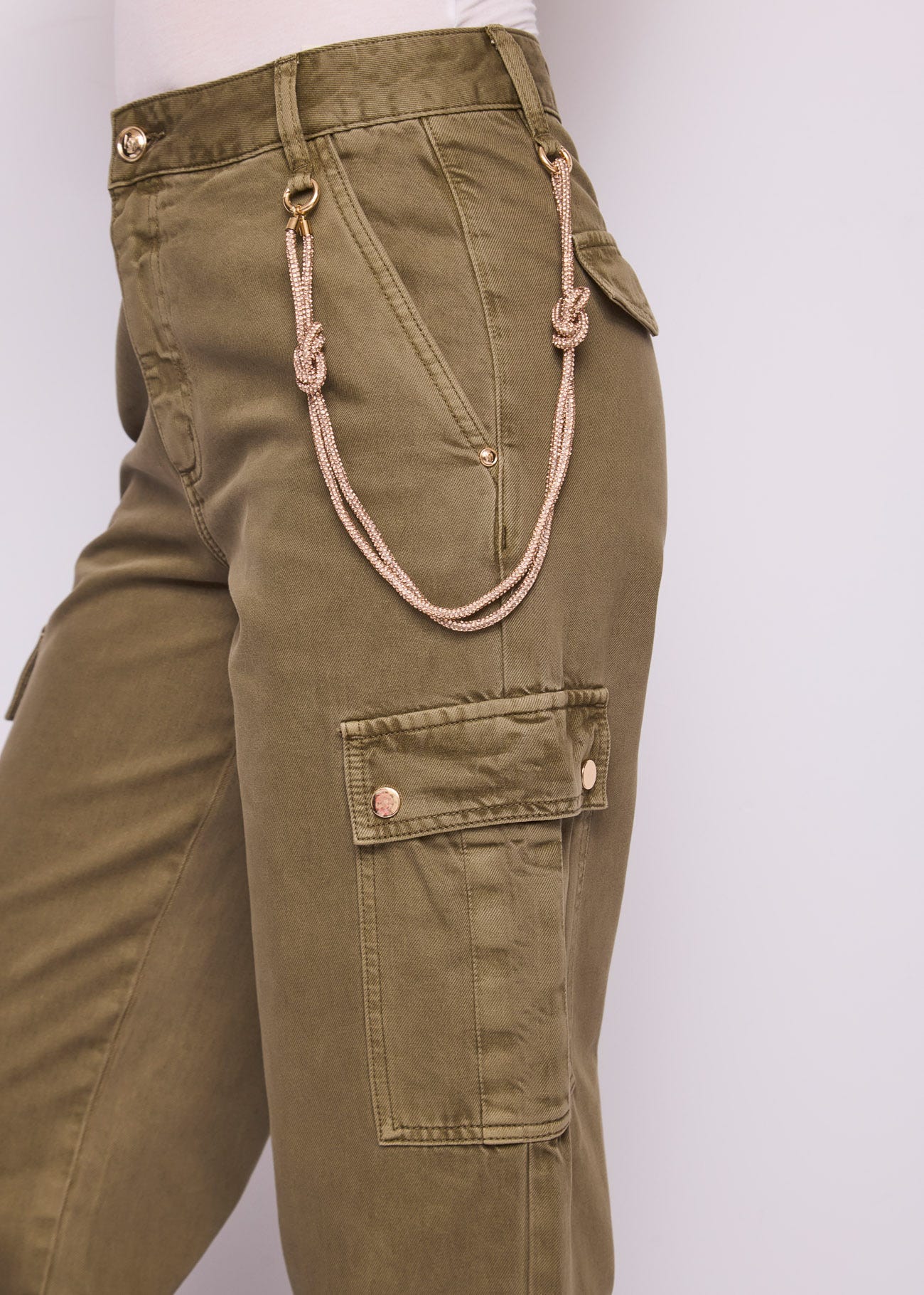 Pantaloni cargo da donna con charm