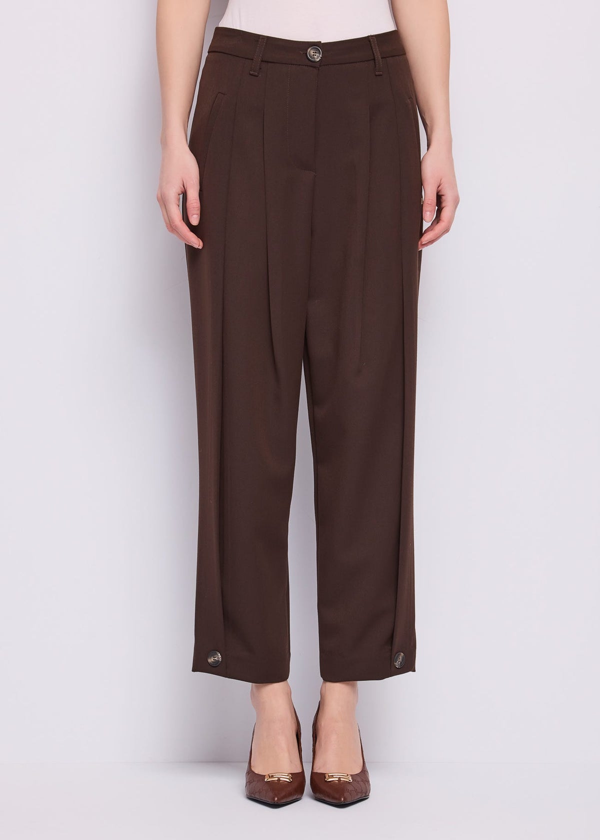 Pantaloni cropped da donna con pinces