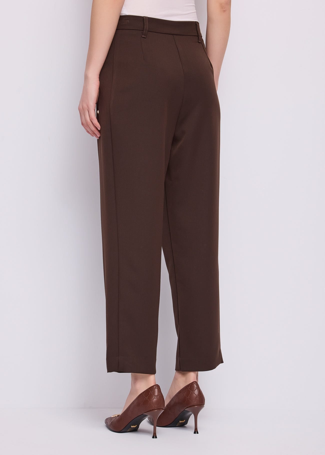 Pantaloni cropped da donna con pinces