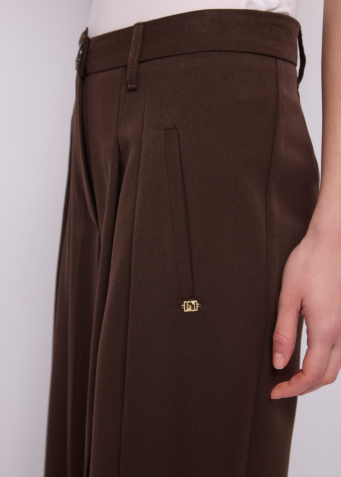 Pantaloni cropped da donna con pinces