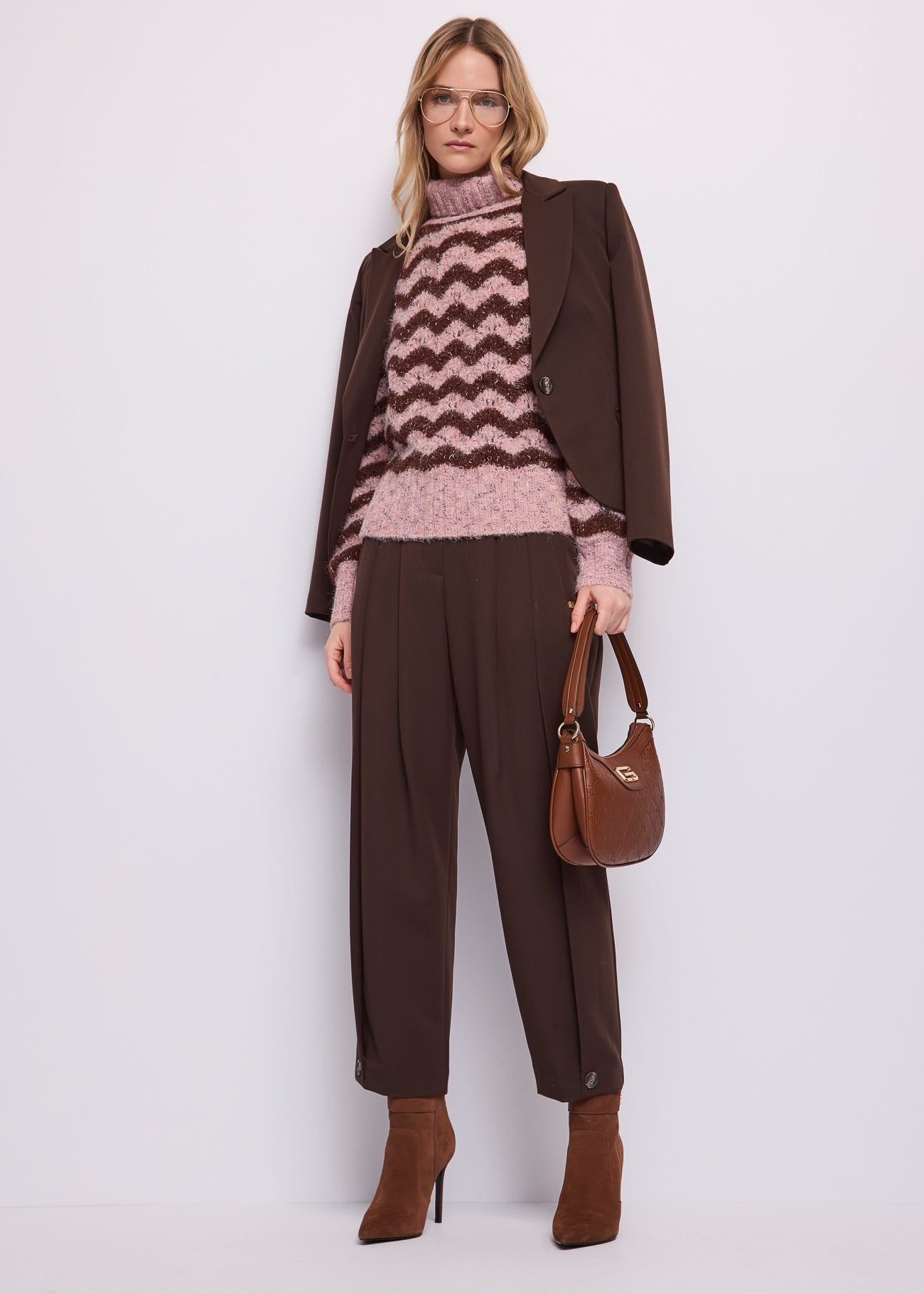 Pantaloni cropped da donna con pinces