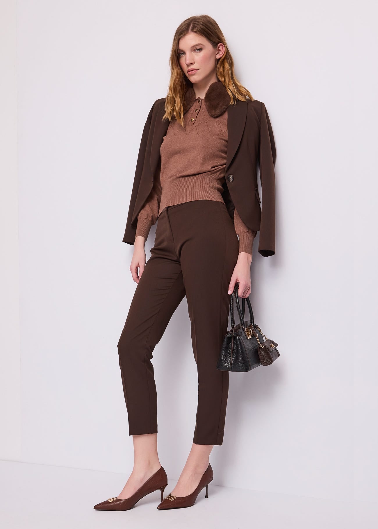 Pantaloni cropped da donna con piega