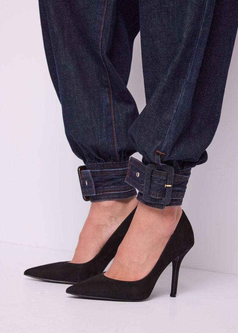 Jeans a vita alta da donna con cinturini - dettaglio 2