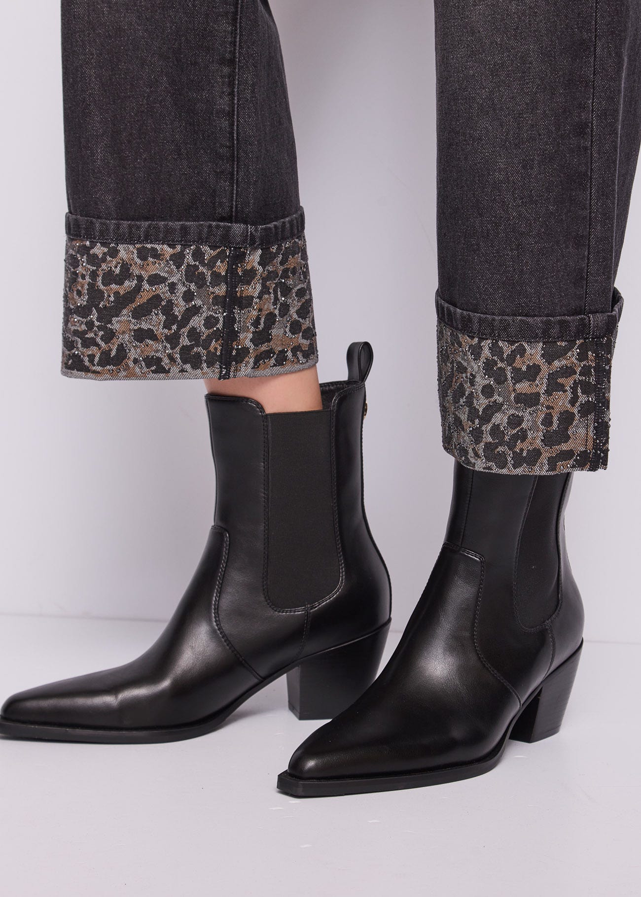 Jeans straight da donna con risvolto animalier