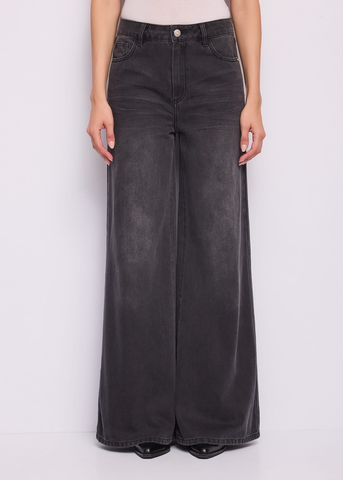 Jeans wide leg da donna con bottone gioiello