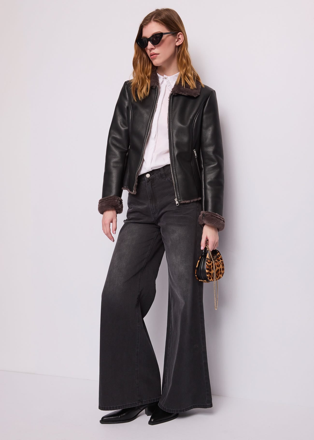 Jeans wide leg da donna con bottone gioiello