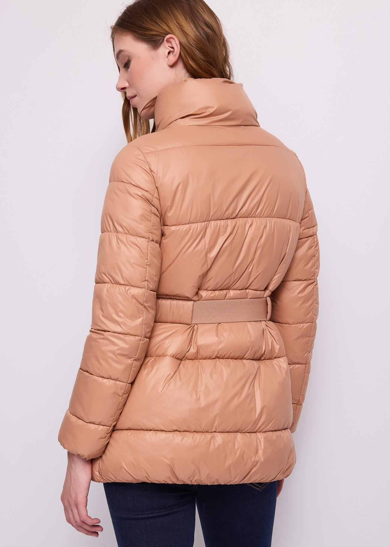 Piumino marrone da donna con cintura