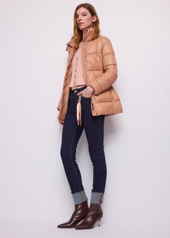 Piumino marrone da donna con cintura