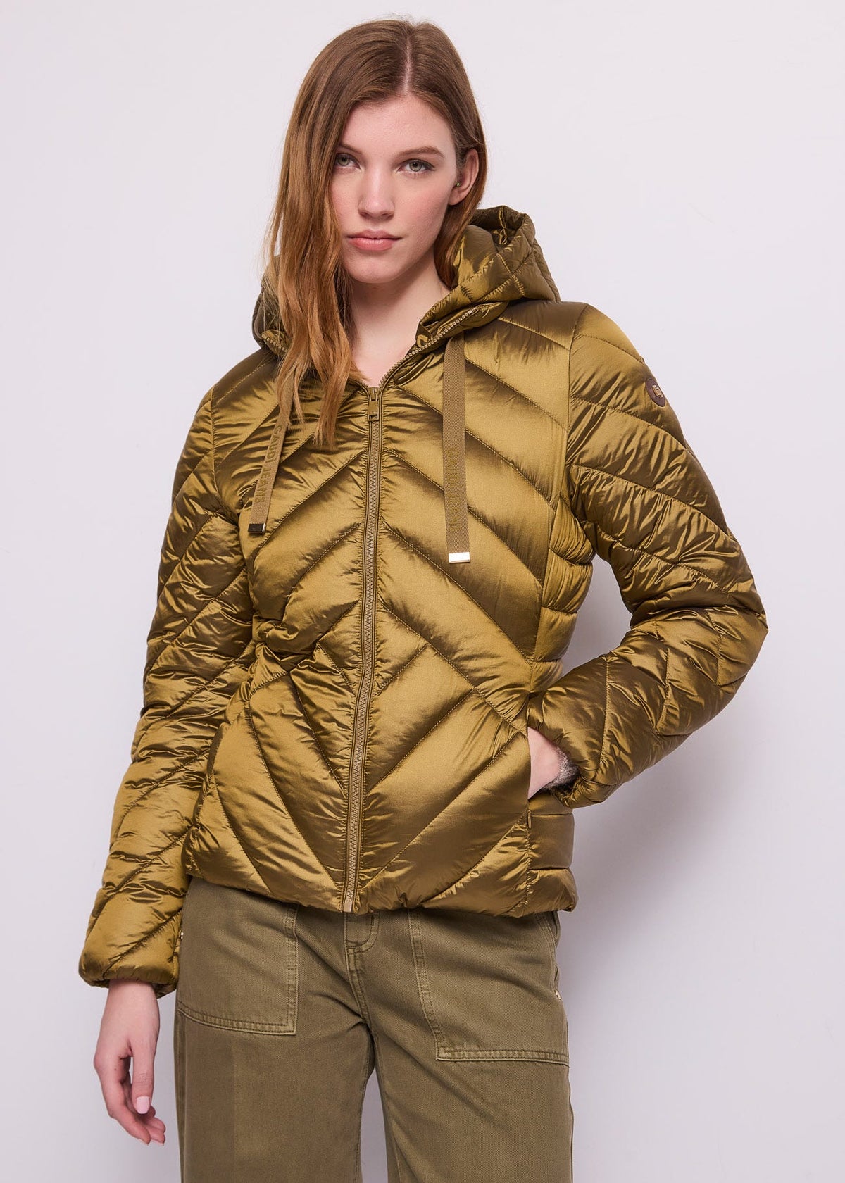 Piumino verde da donna in nylon con cappuccio