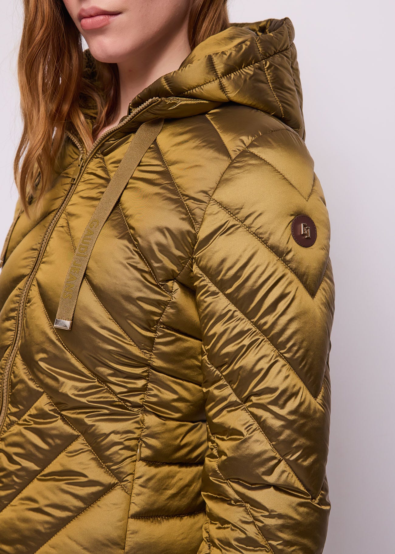 Piumino verde da donna in nylon con cappuccio