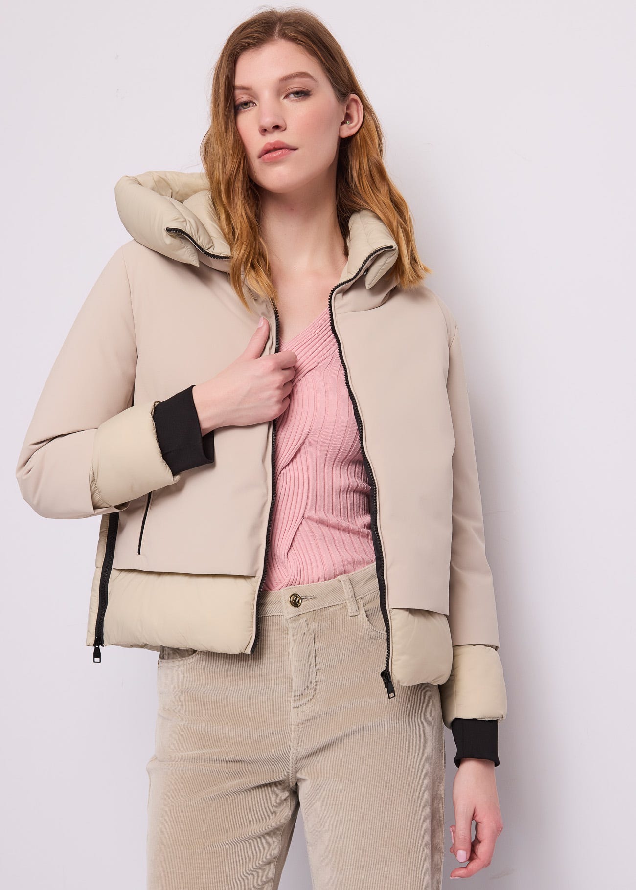 Piumino corto da donna in nylon imbottito