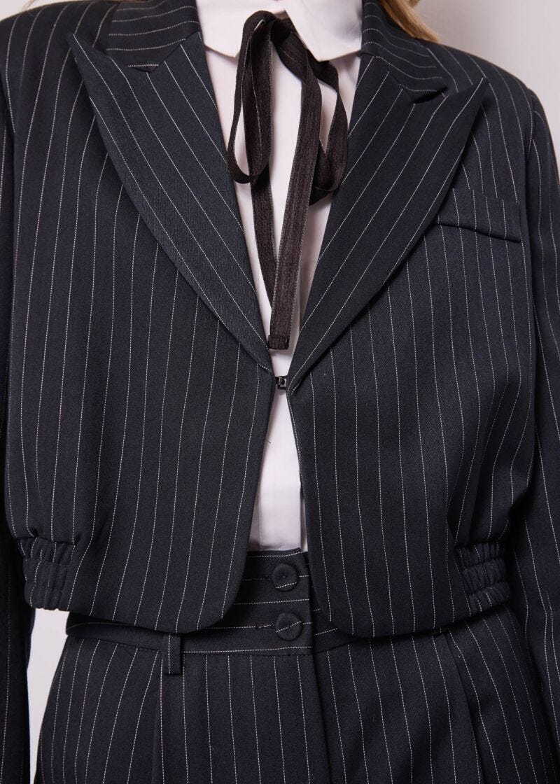 Blazer cropped da donna in viscosa gessata - dettaglio 2