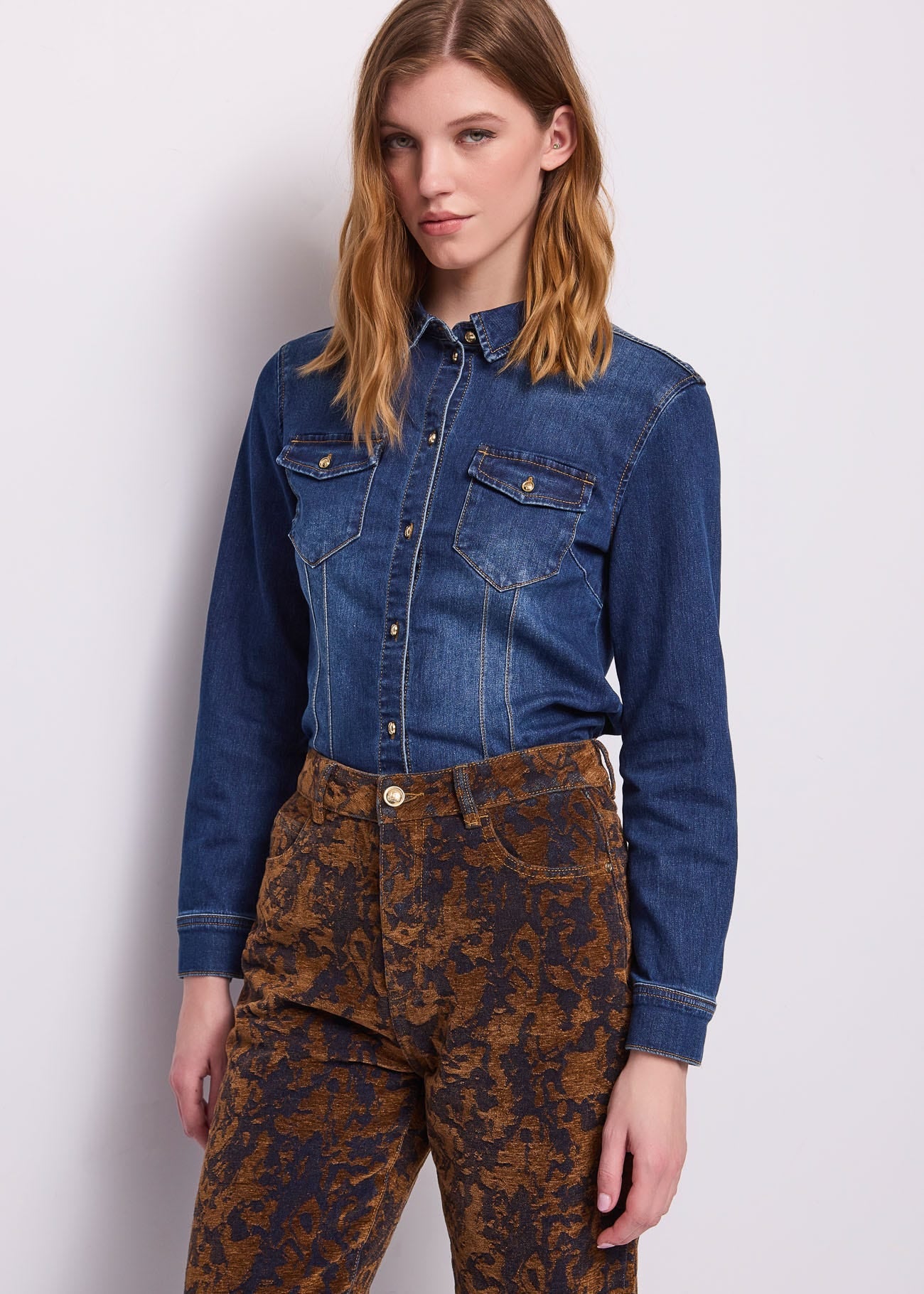 Camicia da donna in denim elasticizzato