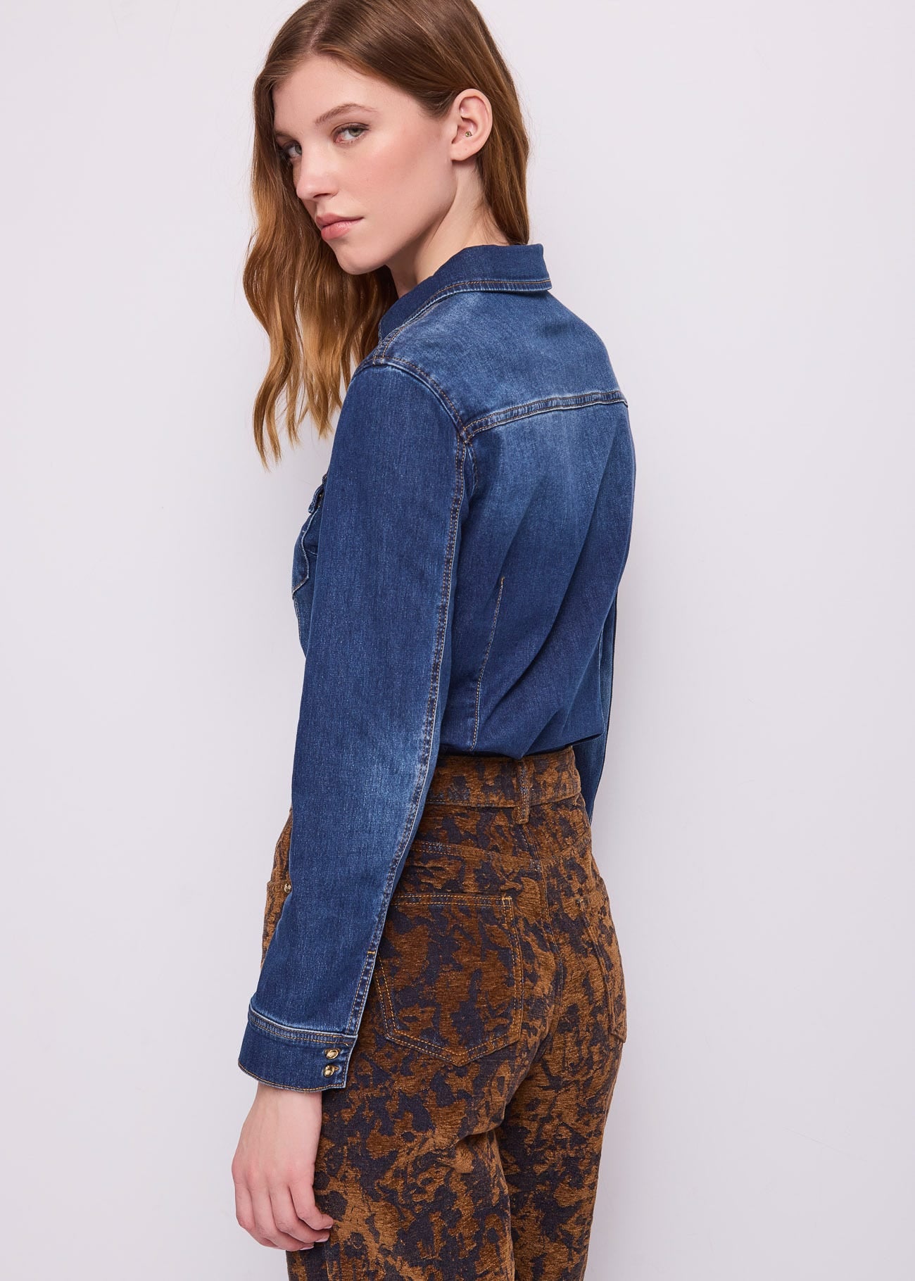 Camicia da donna in denim elasticizzato