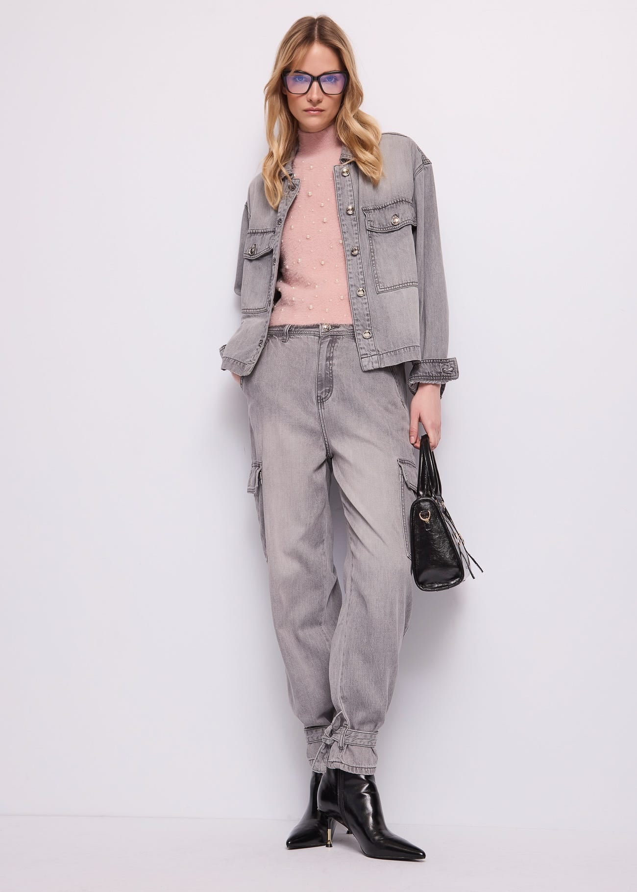 Top da donna con collo alto e perle