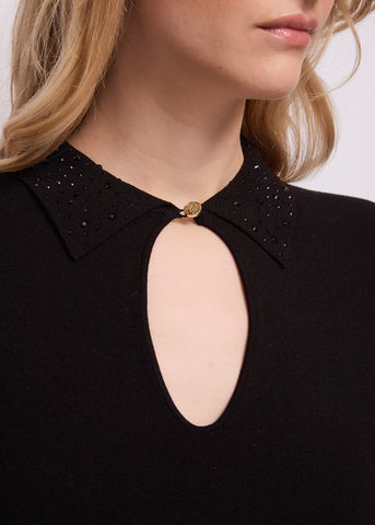 Maglia nera da donna con scollo a barca