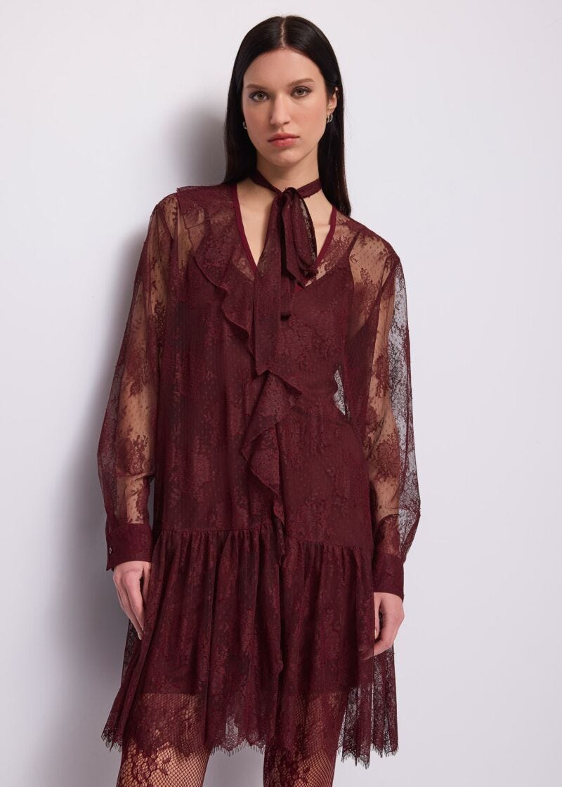 Abito corto da donna con collo a foulard - fronte