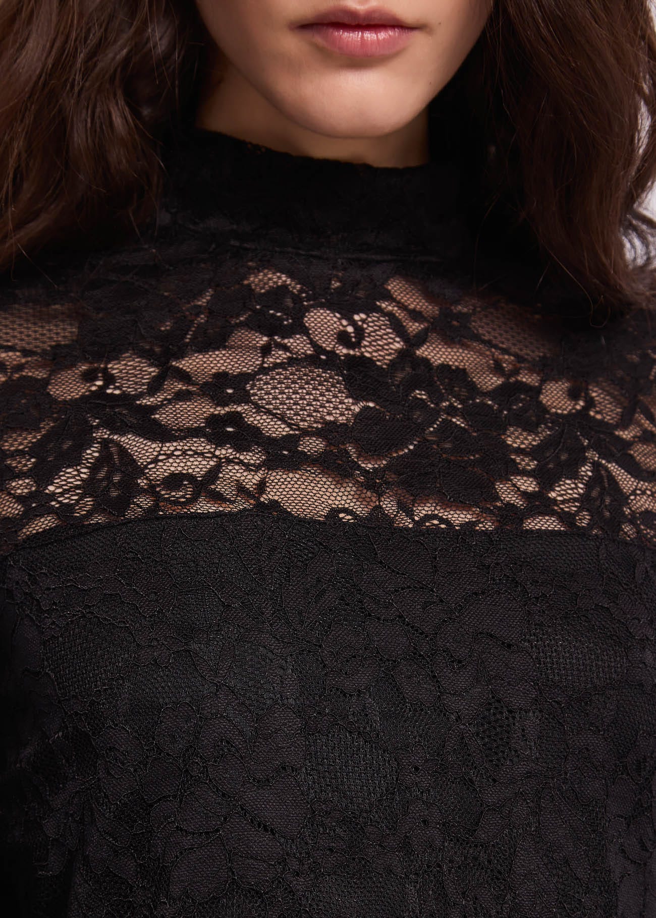 Abito lungo da donna con ricami floreali