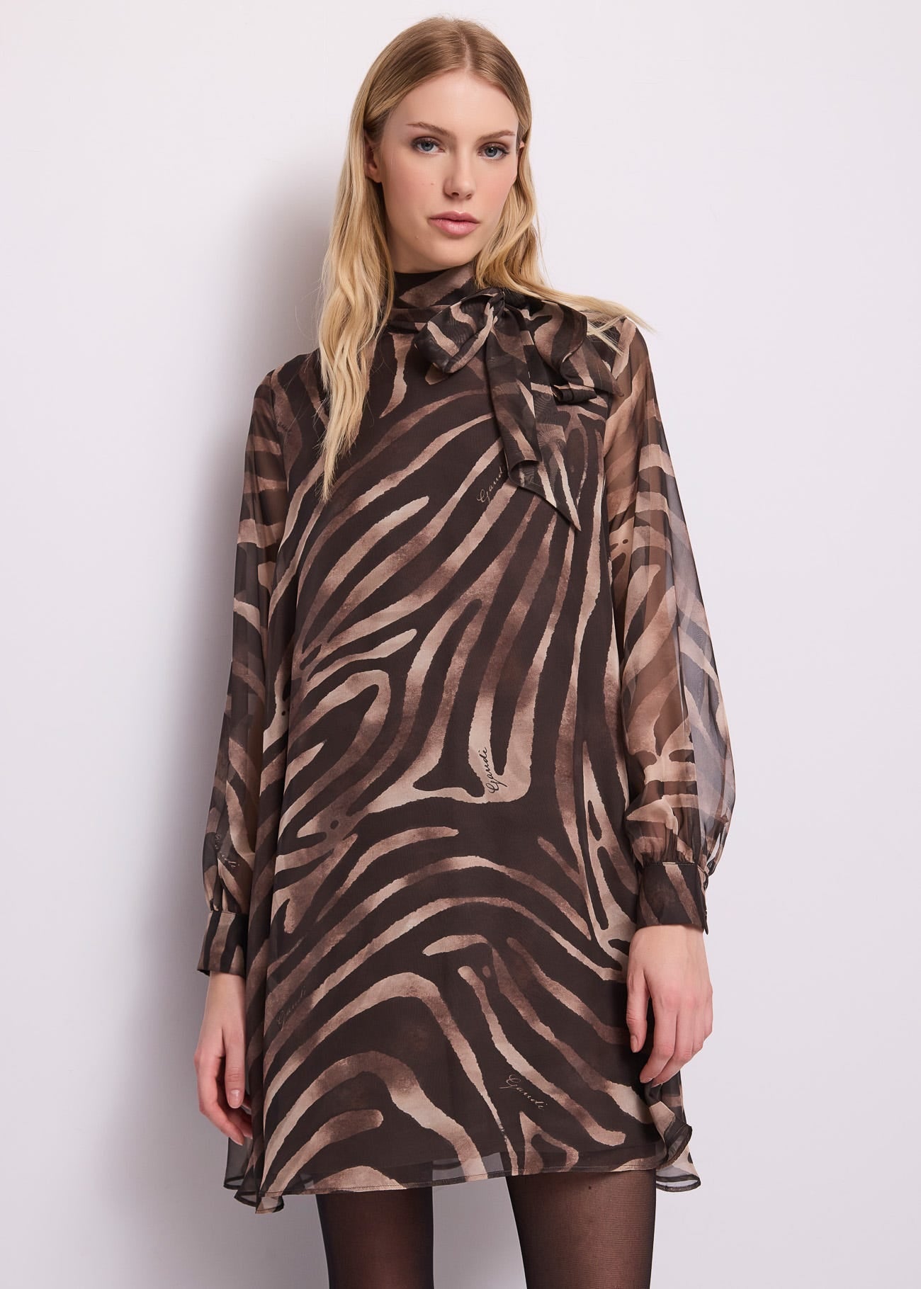 Abito corto da donna con collo a foulard