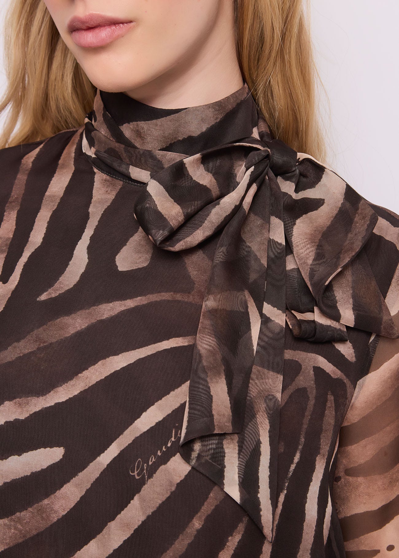 Abito corto da donna con collo a foulard