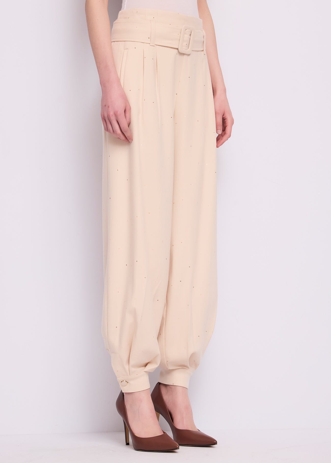 Pantaloni da donna con pinces e cintura