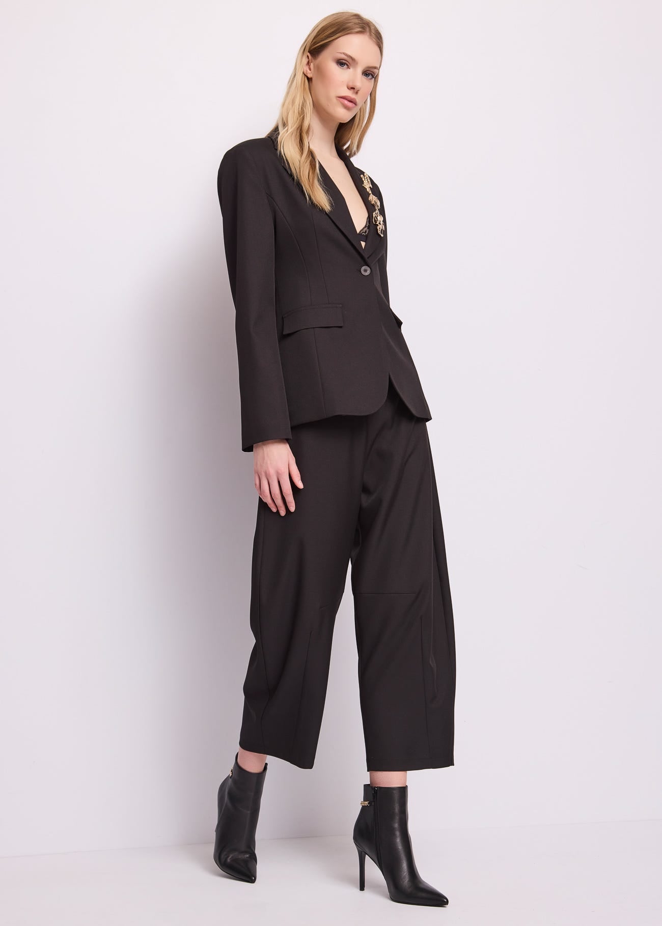 Pantaloni cropped da donna con cintura