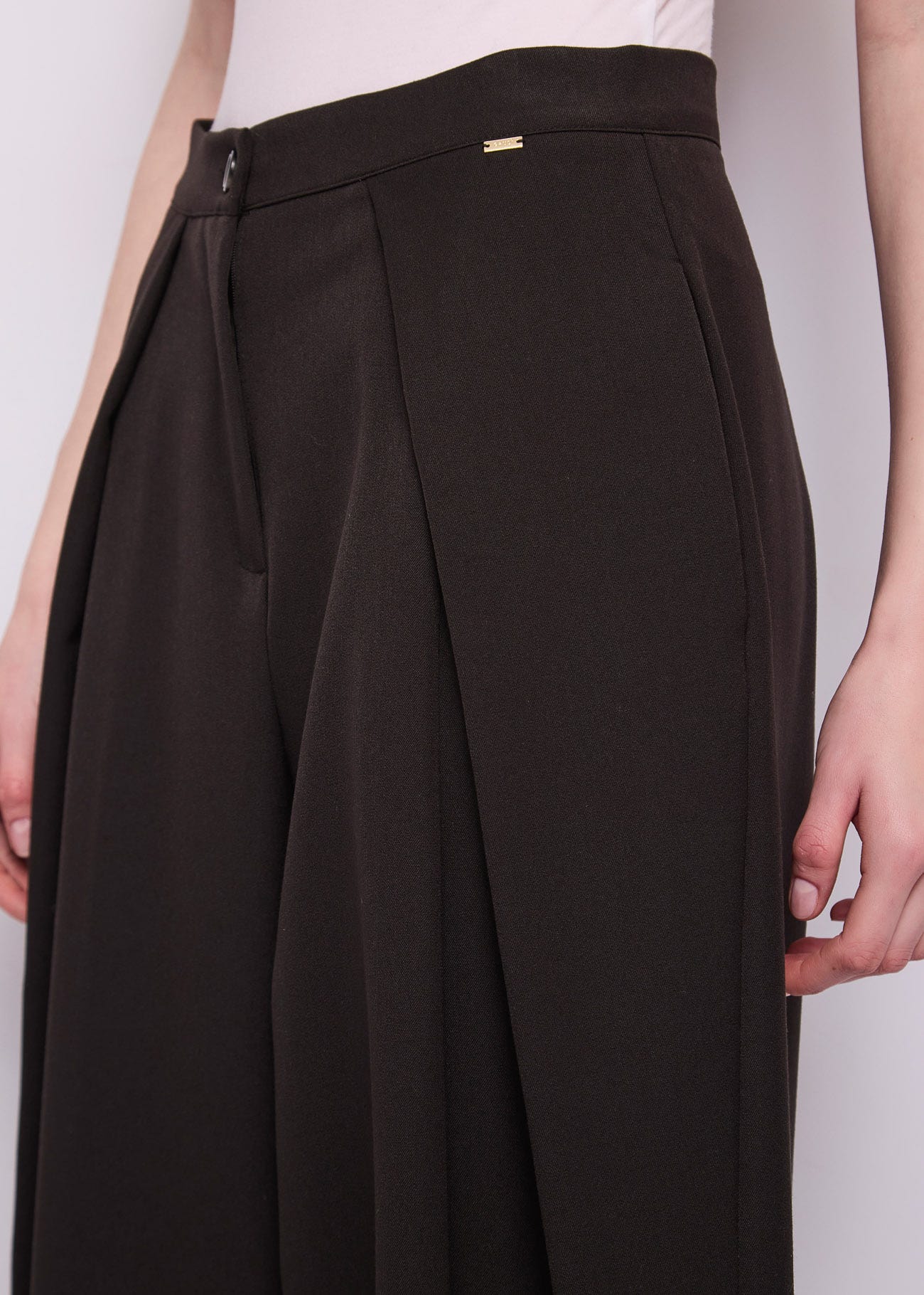 Pantaloni da donna con piega e tasche