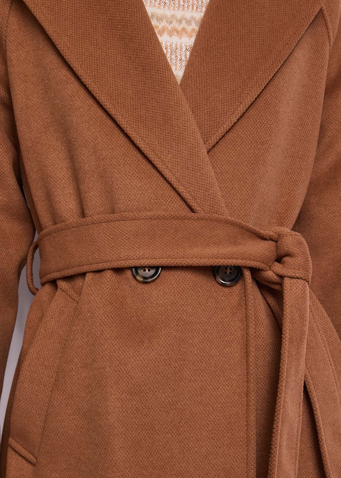 Cappotto doppiopetto da donna con revers e cintura