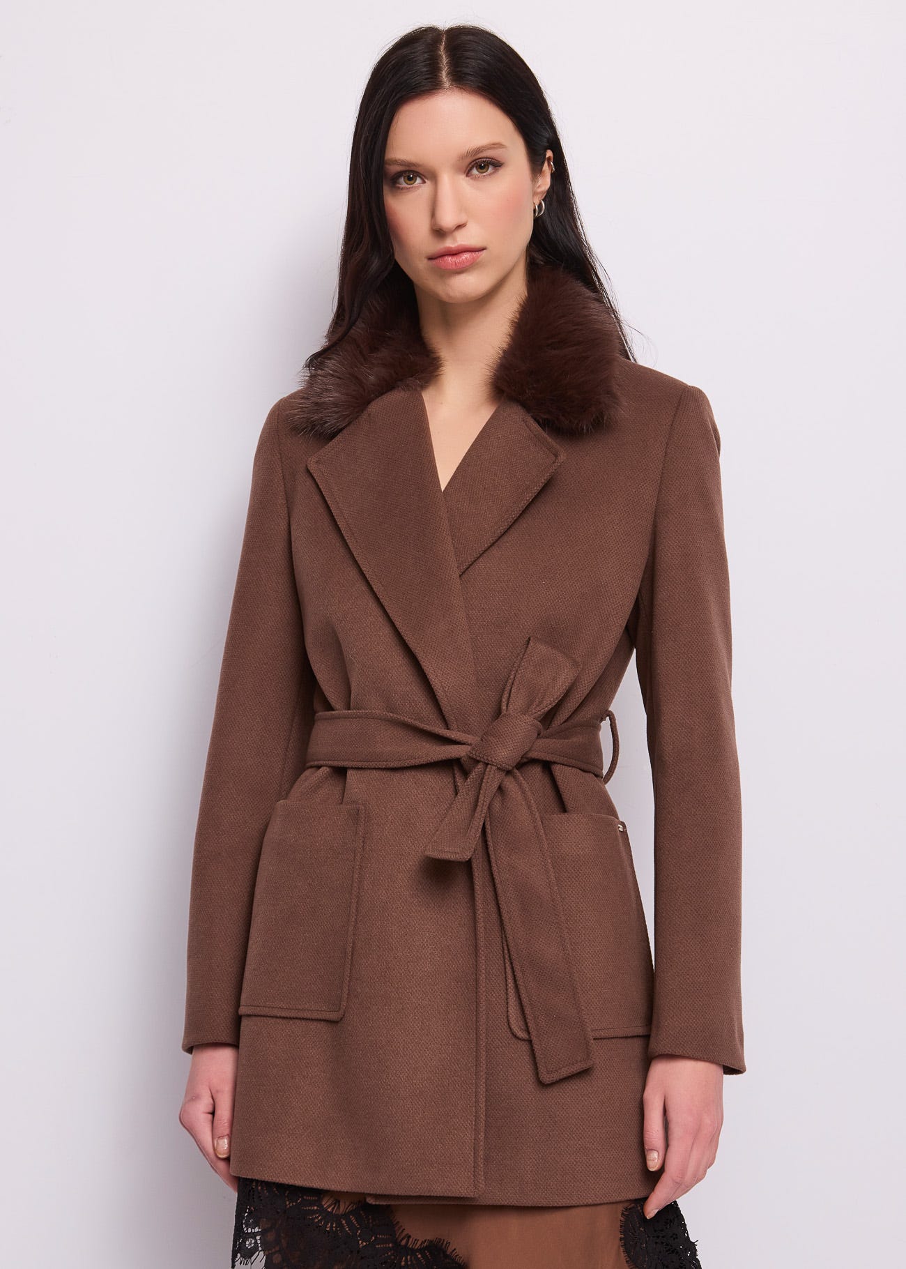 Cappotto corto da donna con cintura