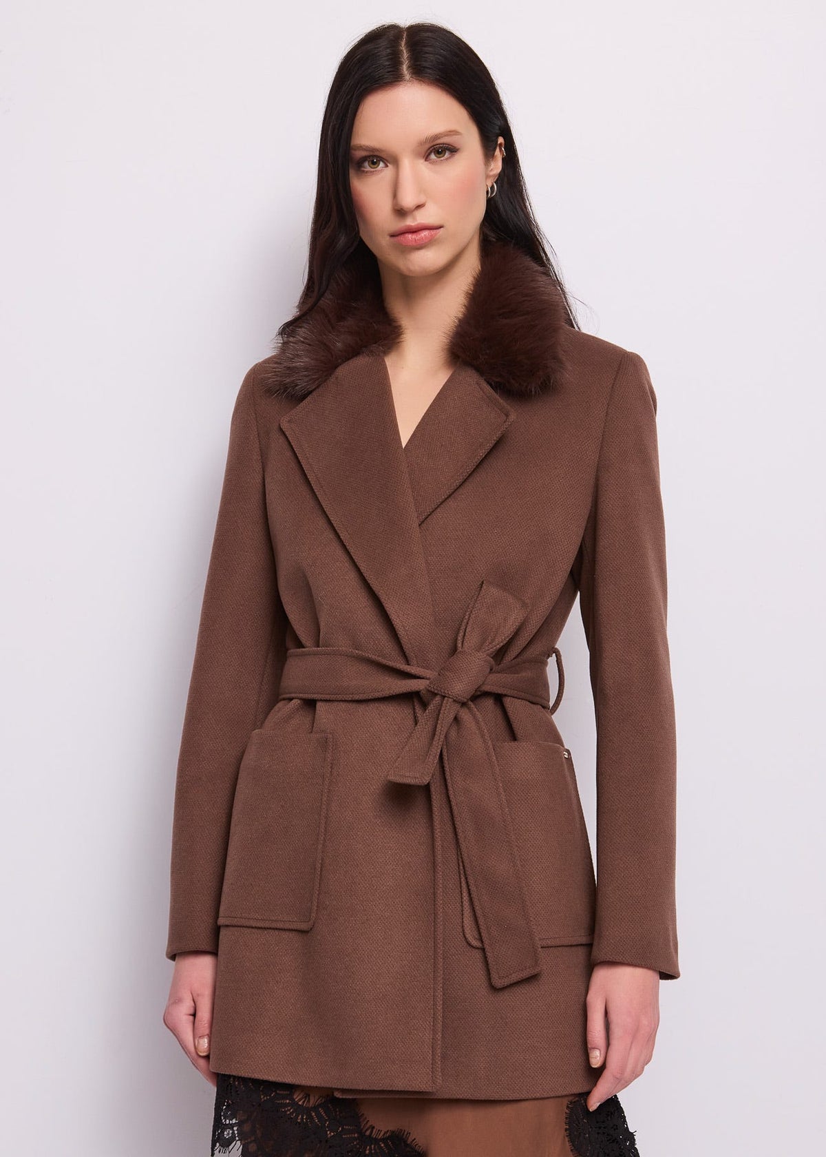 Cappotto corto da donna con cintura