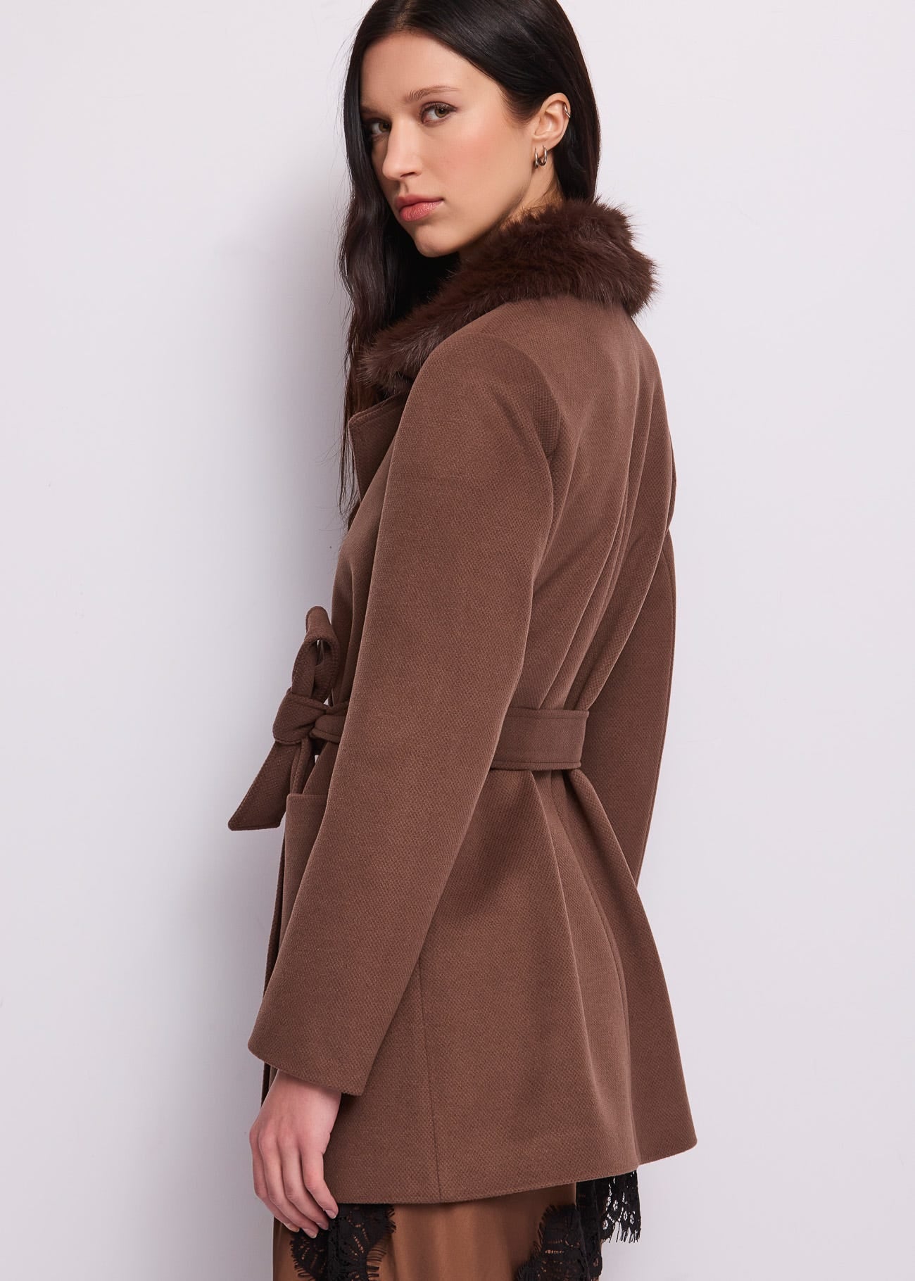 Cappotto corto da donna con cintura