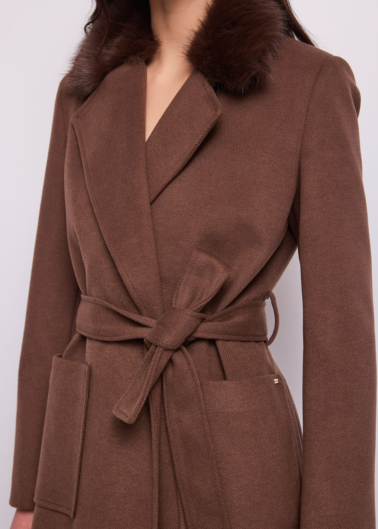 Cappotto corto da donna con cintura