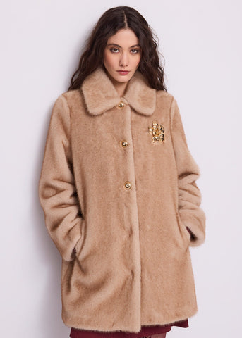 Cappotto da donna con spilla