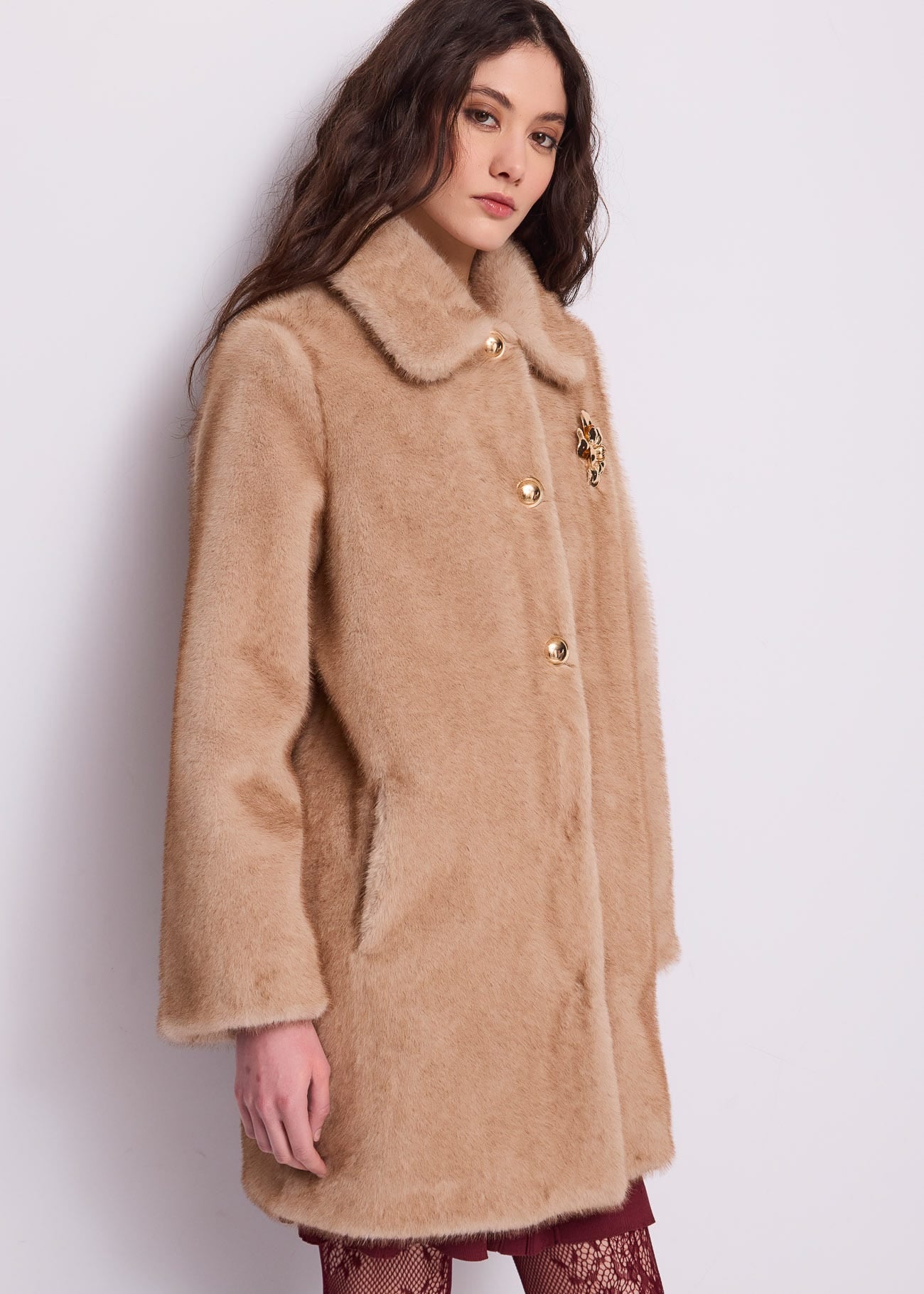 Cappotto da donna con spilla