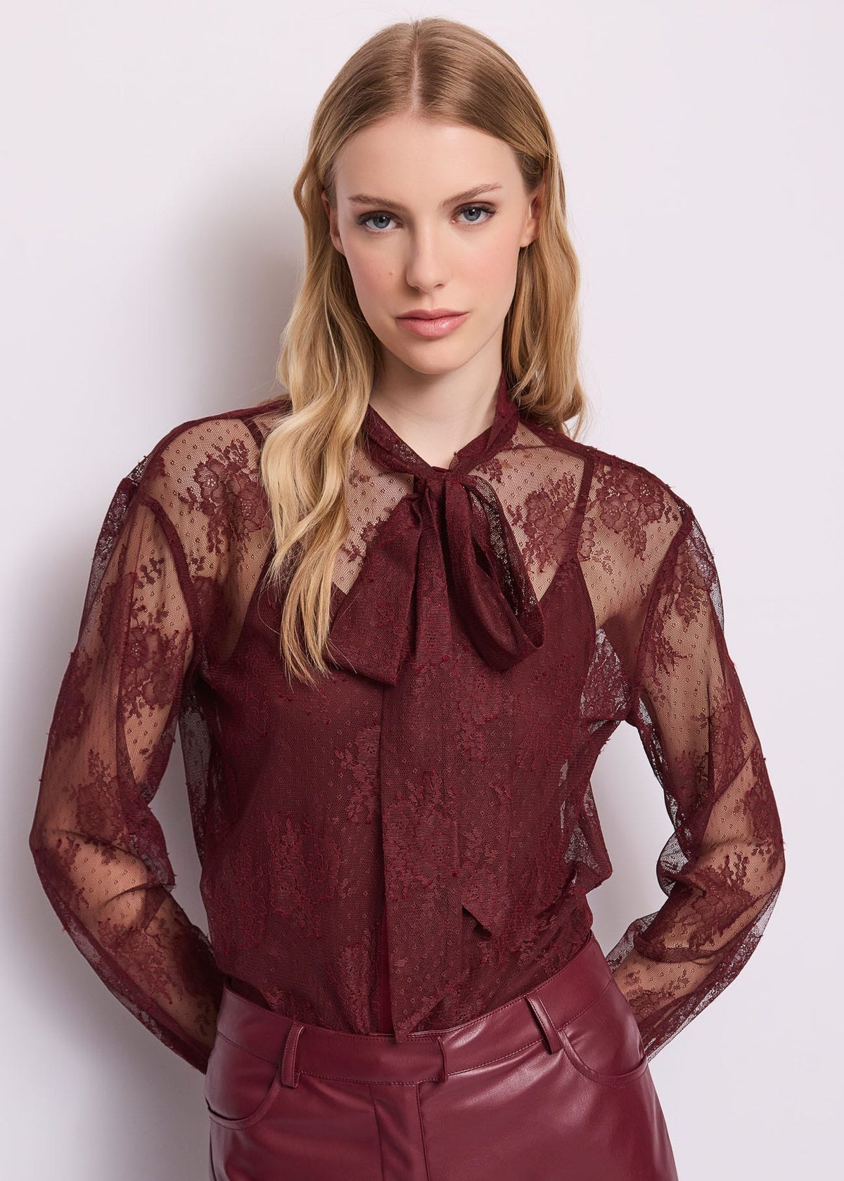 Camicia da donna con collo a foulard