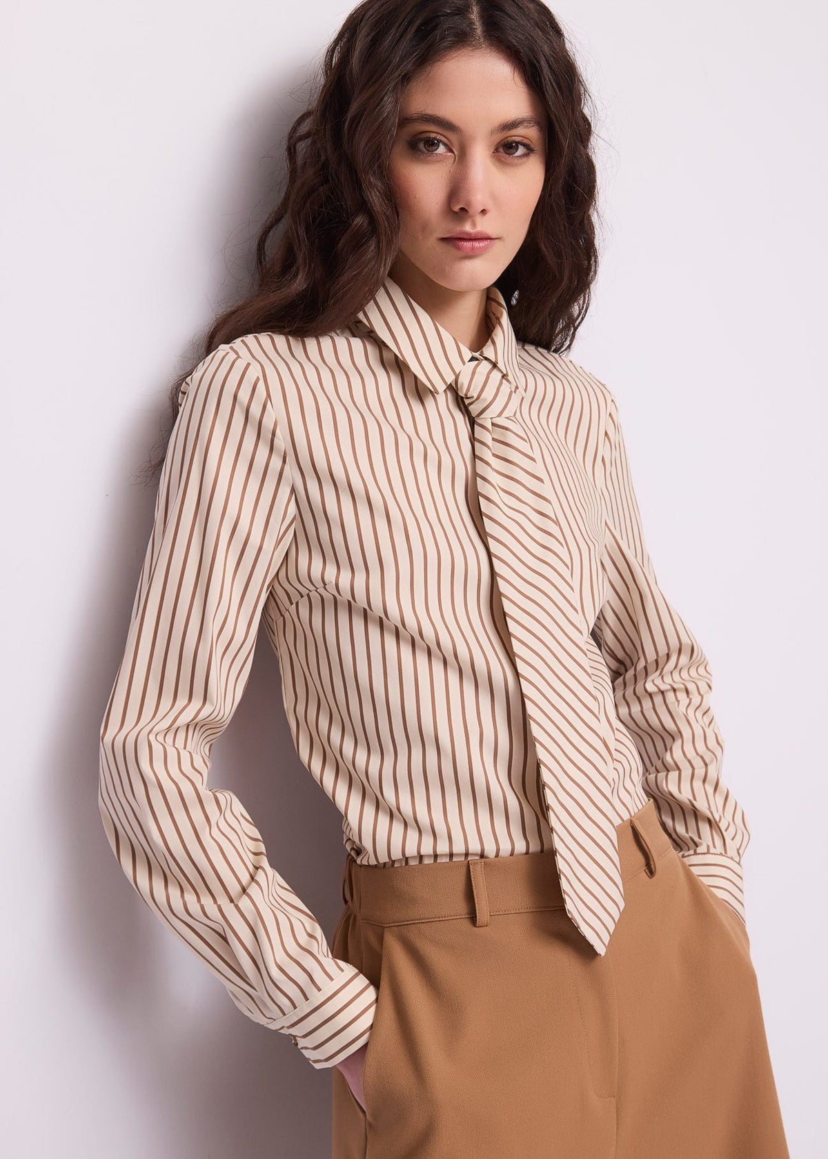 Camicia da donna in popeline con cravatta