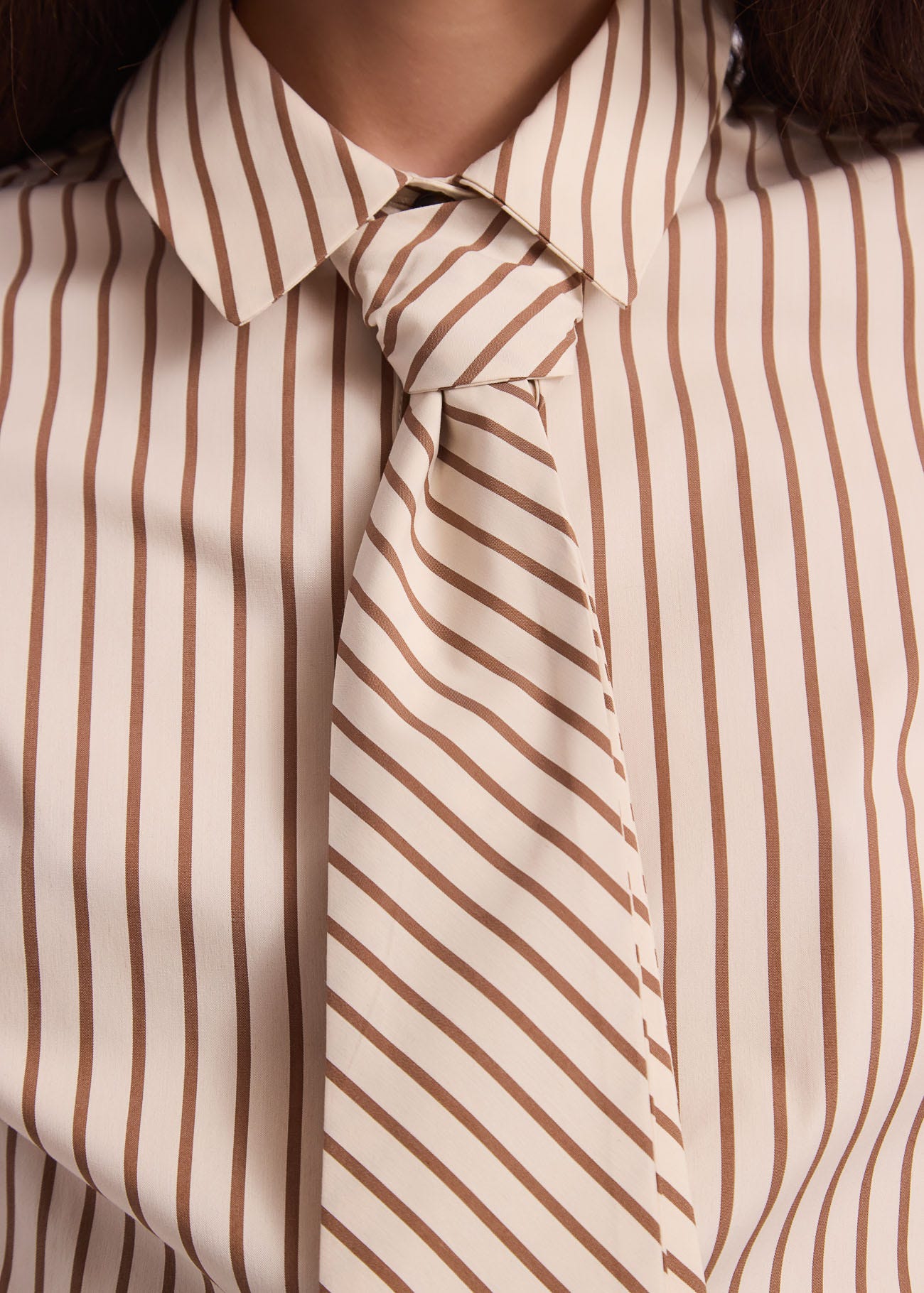 Camicia da donna in popeline con cravatta
