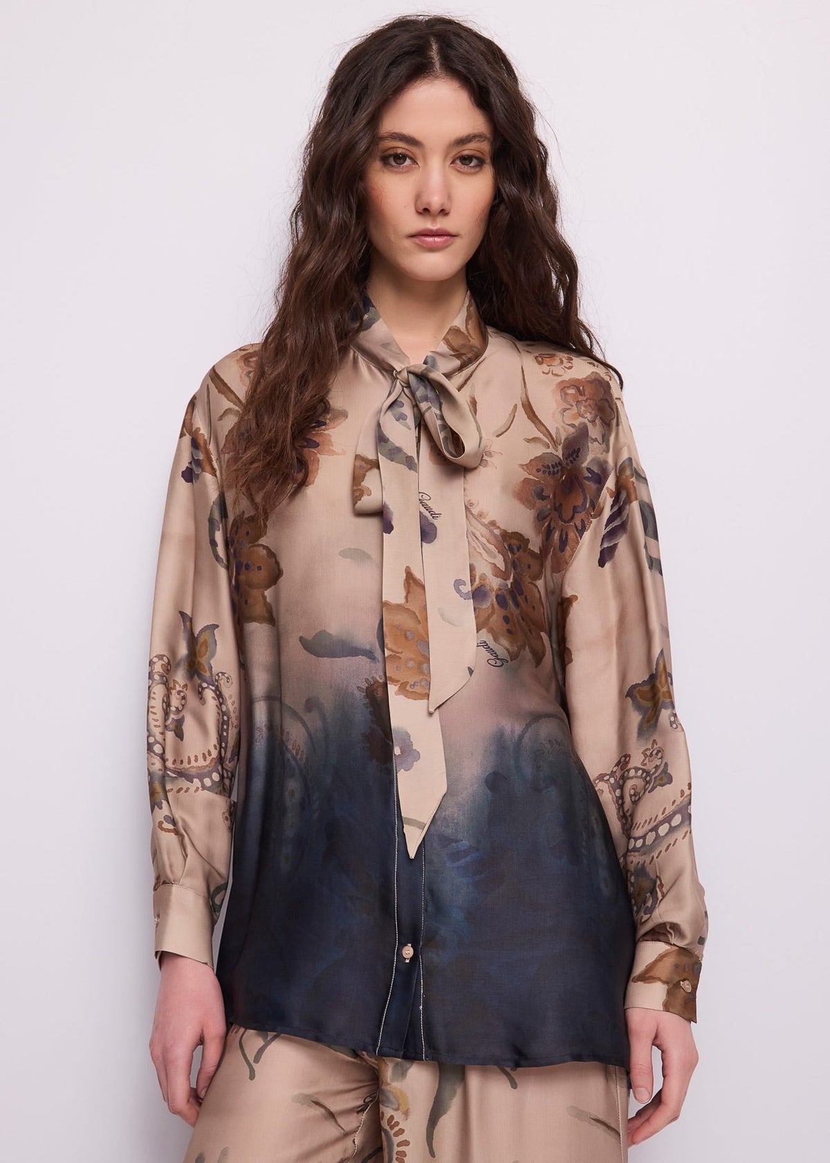 Camicia da donna con collo a foulard
