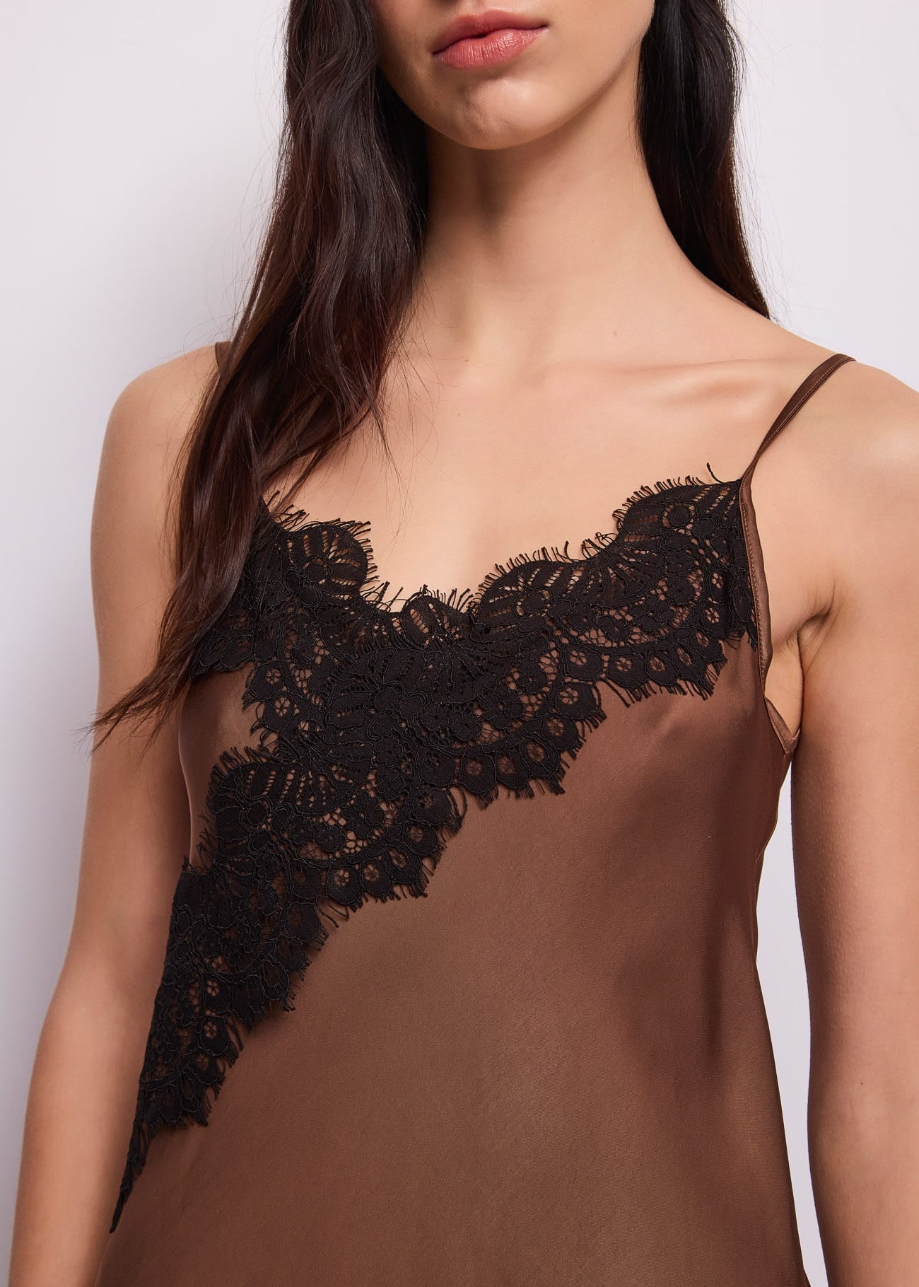 Top lungo con spalline