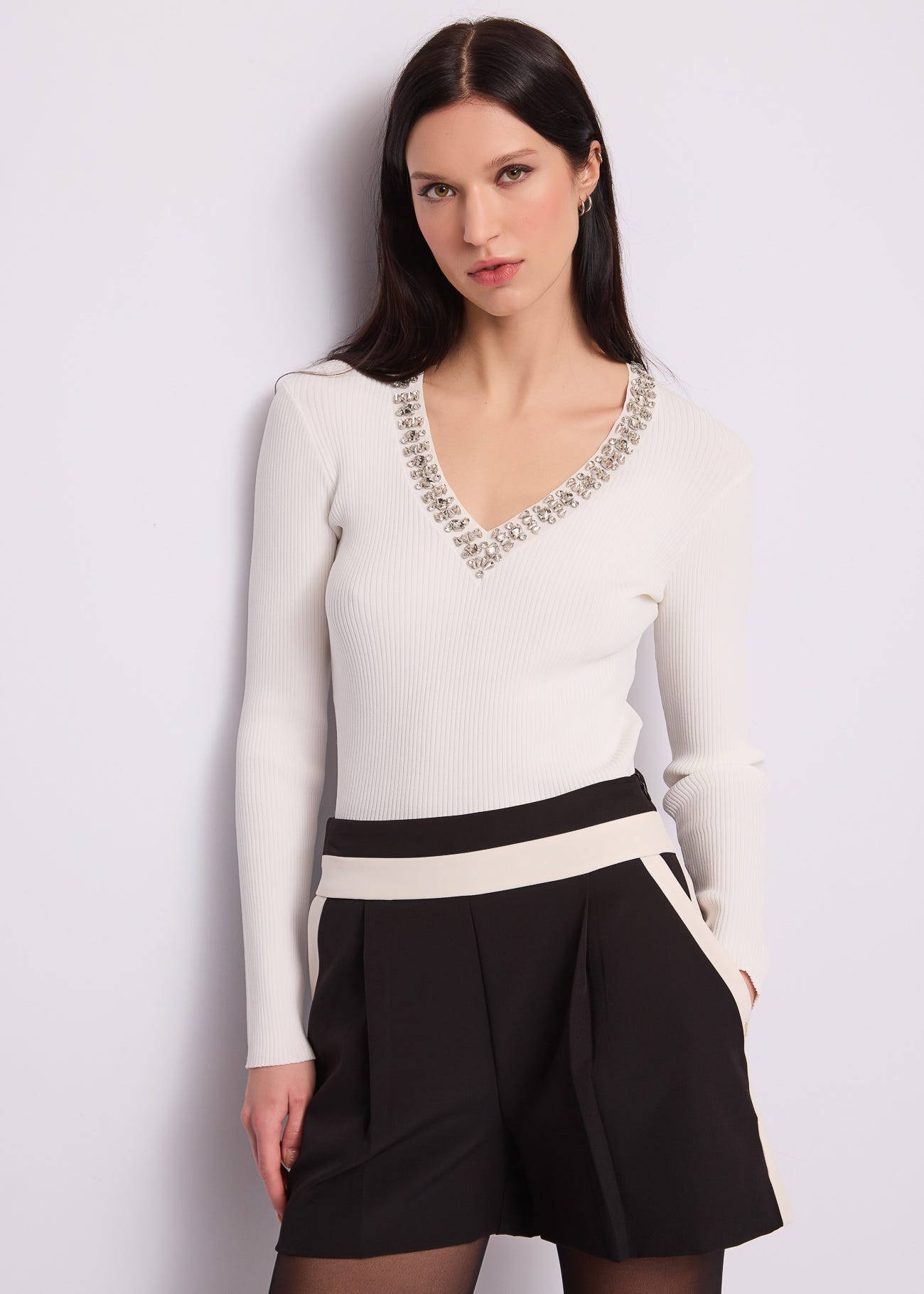 Maglia da donna con scollo a V e strass
