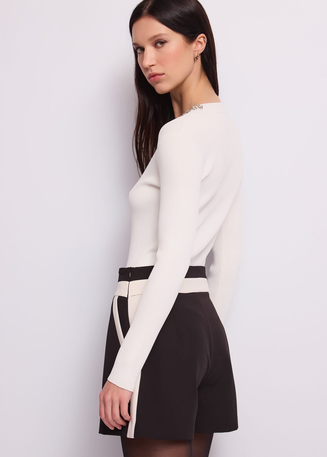 Maglia da donna con scollo a V e strass