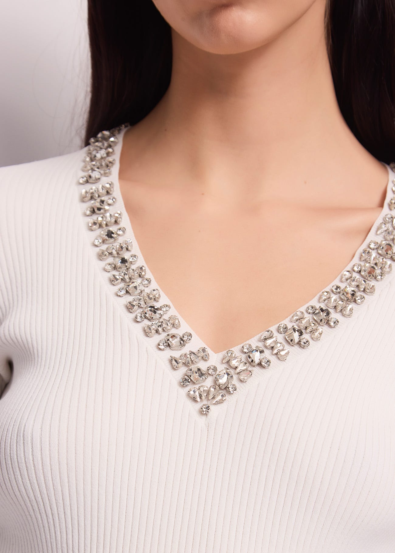 Maglia da donna con scollo a V e strass