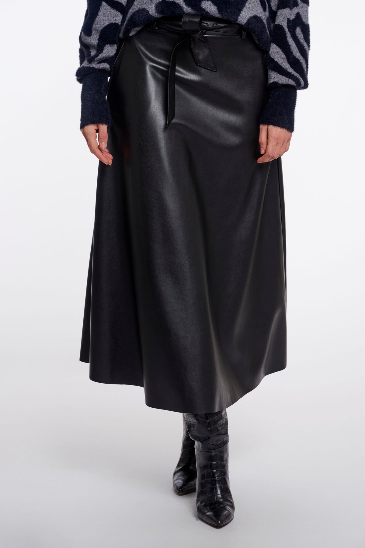 Gonna donna art. Chelsea Rino & Pelle Black